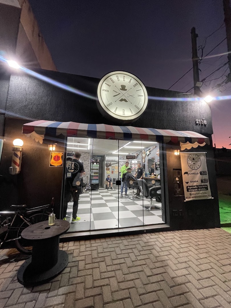 Fachada da Barbearia Barão ao anoitecer, no Bairro Alto em Curitiba